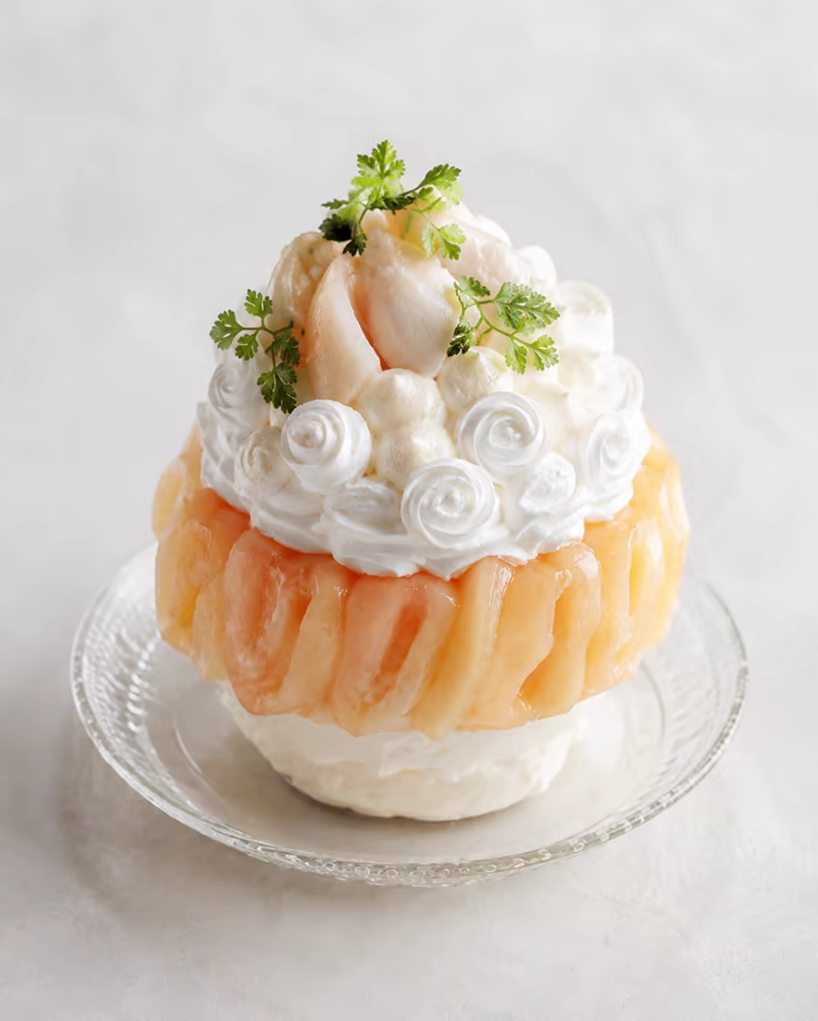 桃のデコレーションケーキの生成画像