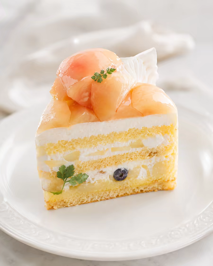 桃を飾ったショートケーキの生成画像